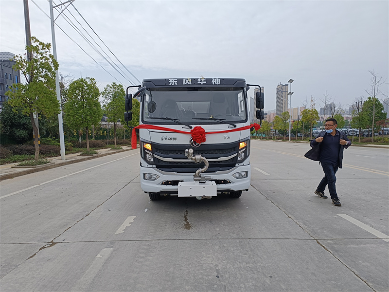 東風(fēng)華神9.2噸帶電子炮灑水車(chē)